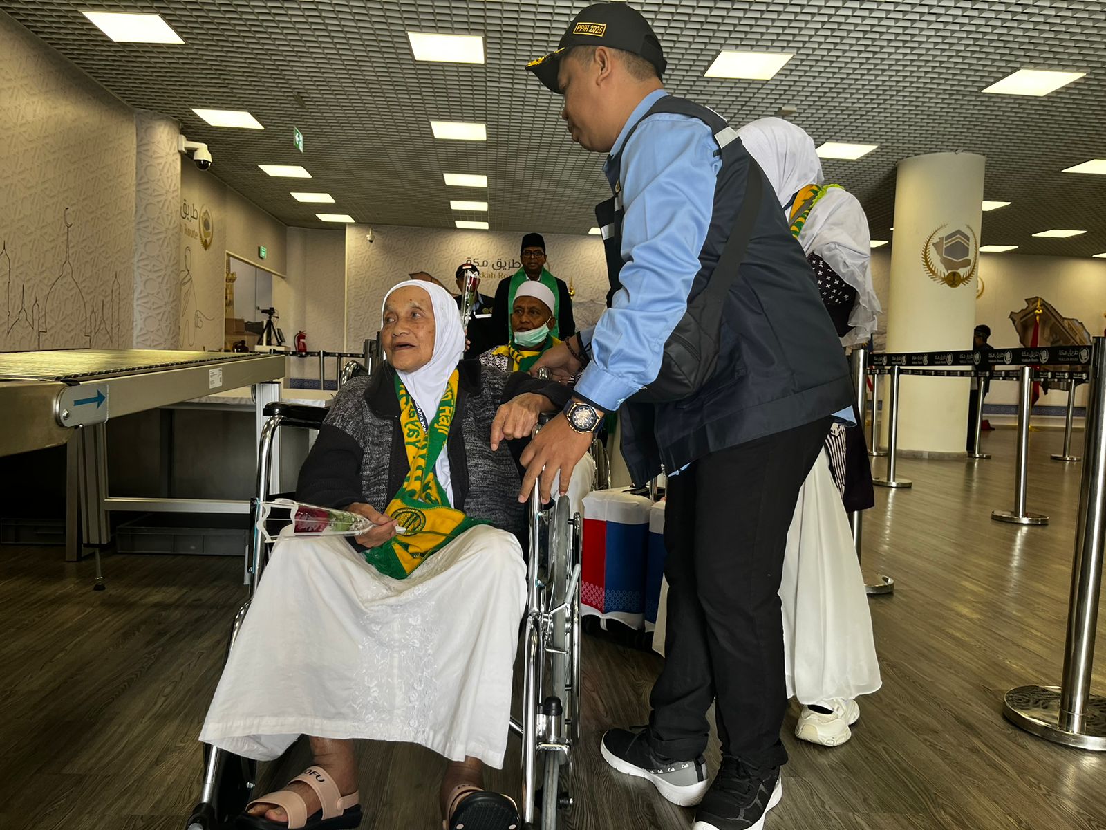 Di Balik Kedatangan Jemaah Haji Indonesia, Mereka Menyambut di Bawah Terik dan Dingin Bandara Madinah