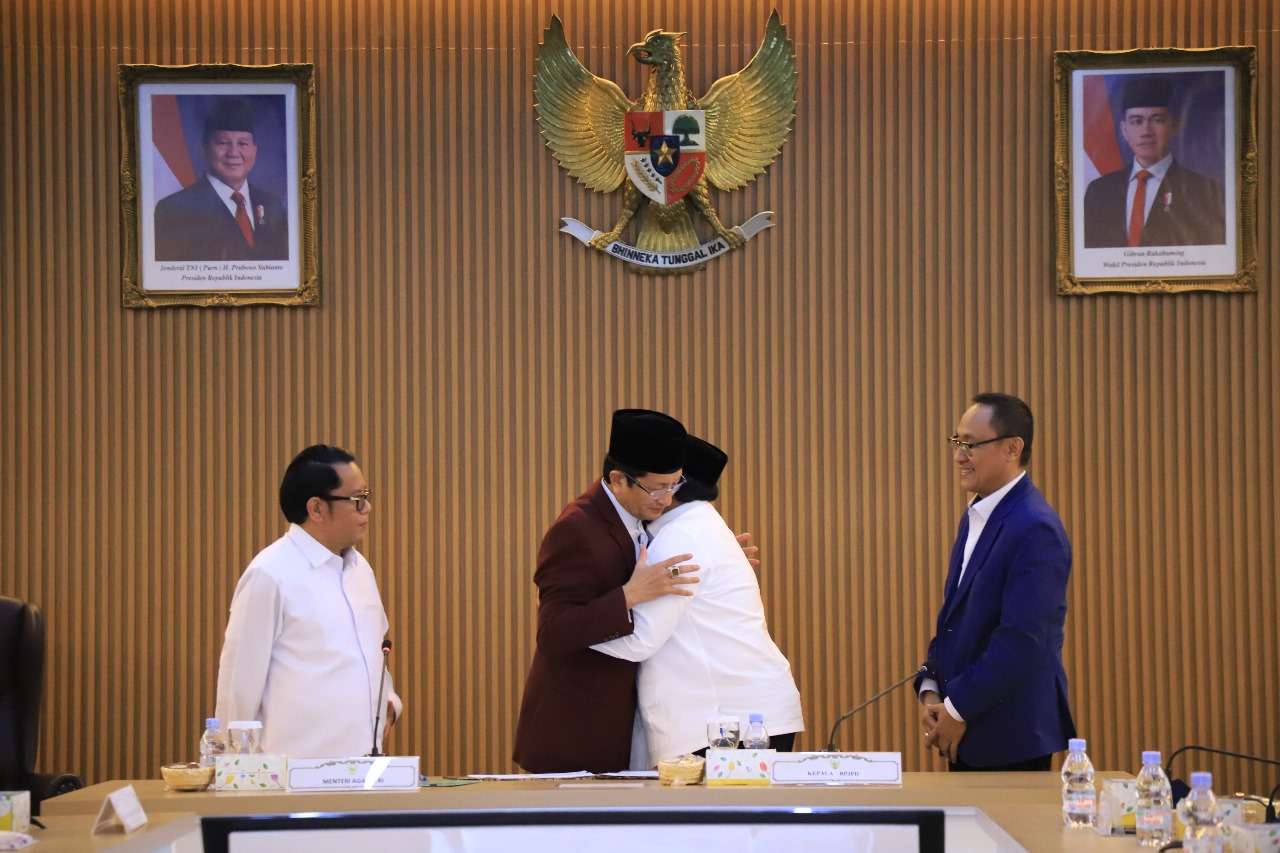 Menag Nasaruddin Umar bersama Kepala BPJPH Ahmad Haikal Hassan di Kantor Kementerian Agama pada Selasa (29/07/2025). (Fotografer: Ikhsan) <b>(website kementerian agama)</b>